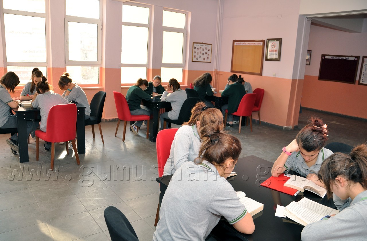 Kız Öğrencilerin Kitap Okuma Azmi 2