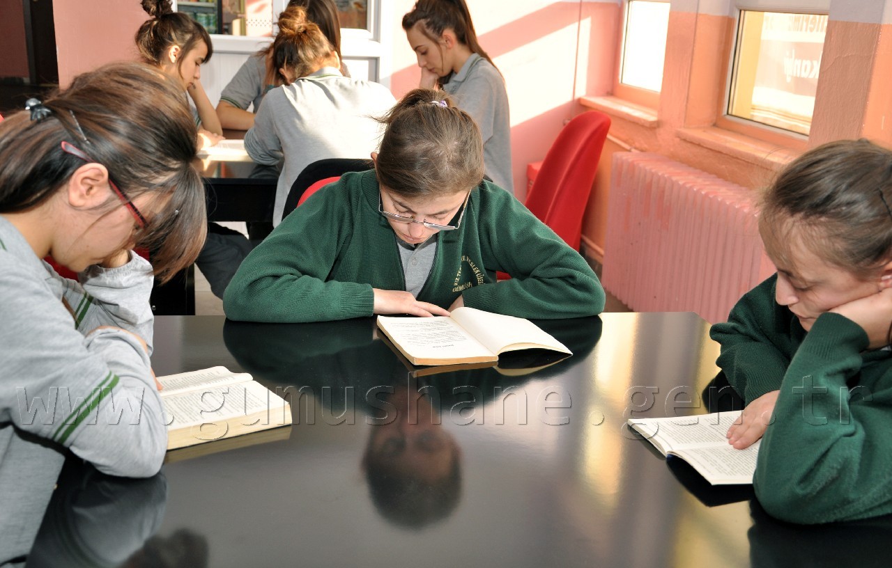Kız Öğrencilerin Kitap Okuma Azmi 4