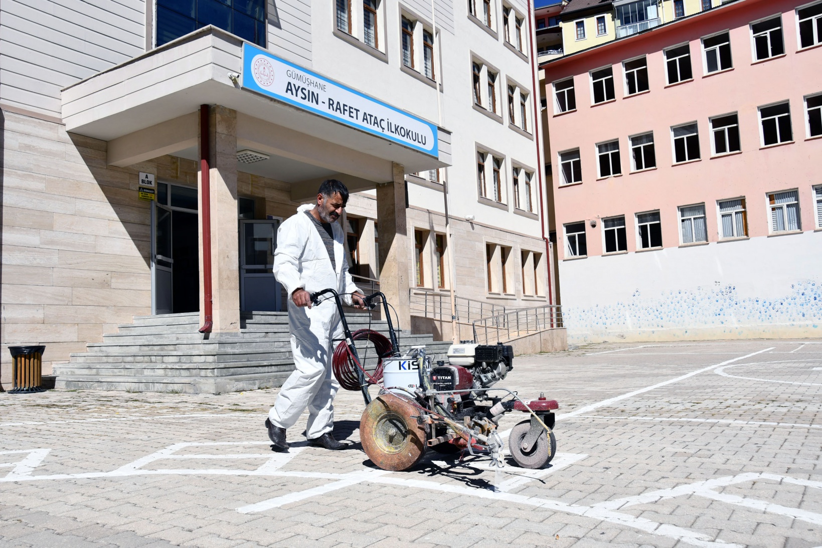 Gümüşhane’de okul bahçeleri rengarenk oyun alanlarına dönüşüyor 4
