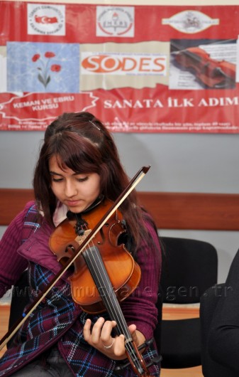 Gümüşhane'de Öğrencilere Ebru ve Keman Kursu 1