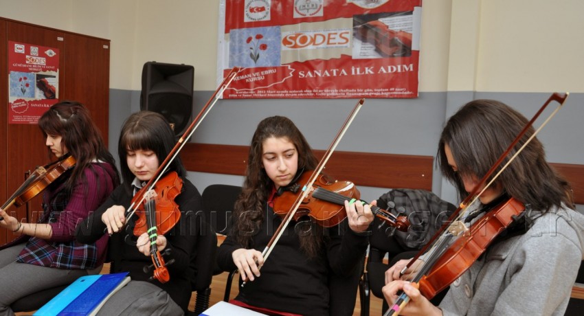 Gümüşhane'de Öğrencilere Ebru ve Keman Kursu 2