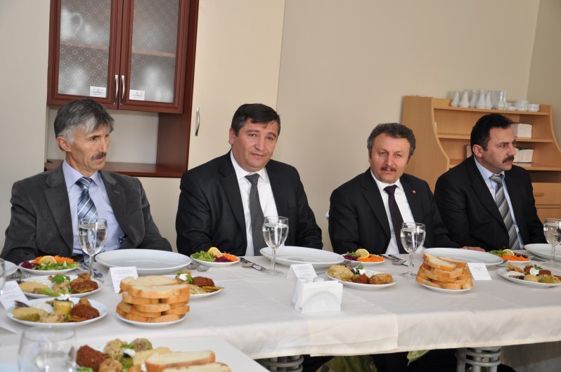 Öğrencilerden Protokole Yemek 3