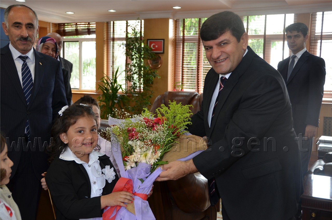 Minik Öğrenciler Protokol Üyelerini Ziyaret Ediyor 8