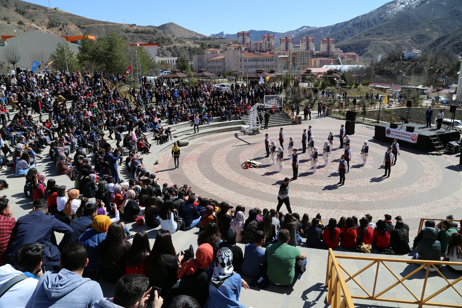 GÜ’de Nevruz Programı Coşkulu Bir Şekilde Kutlandı 9