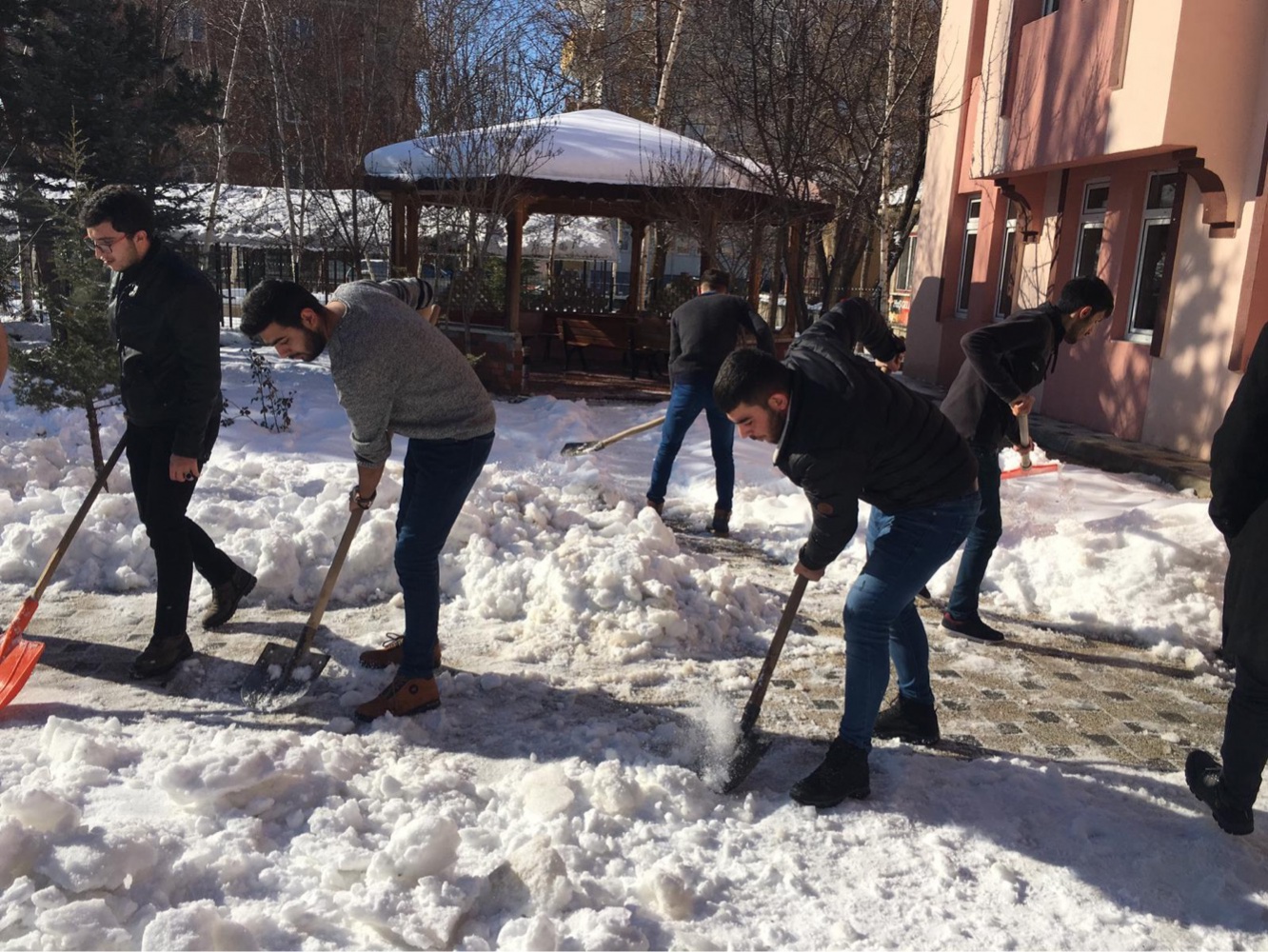 Şiran’da üniversite öğrencilerinden örnek davranış 4