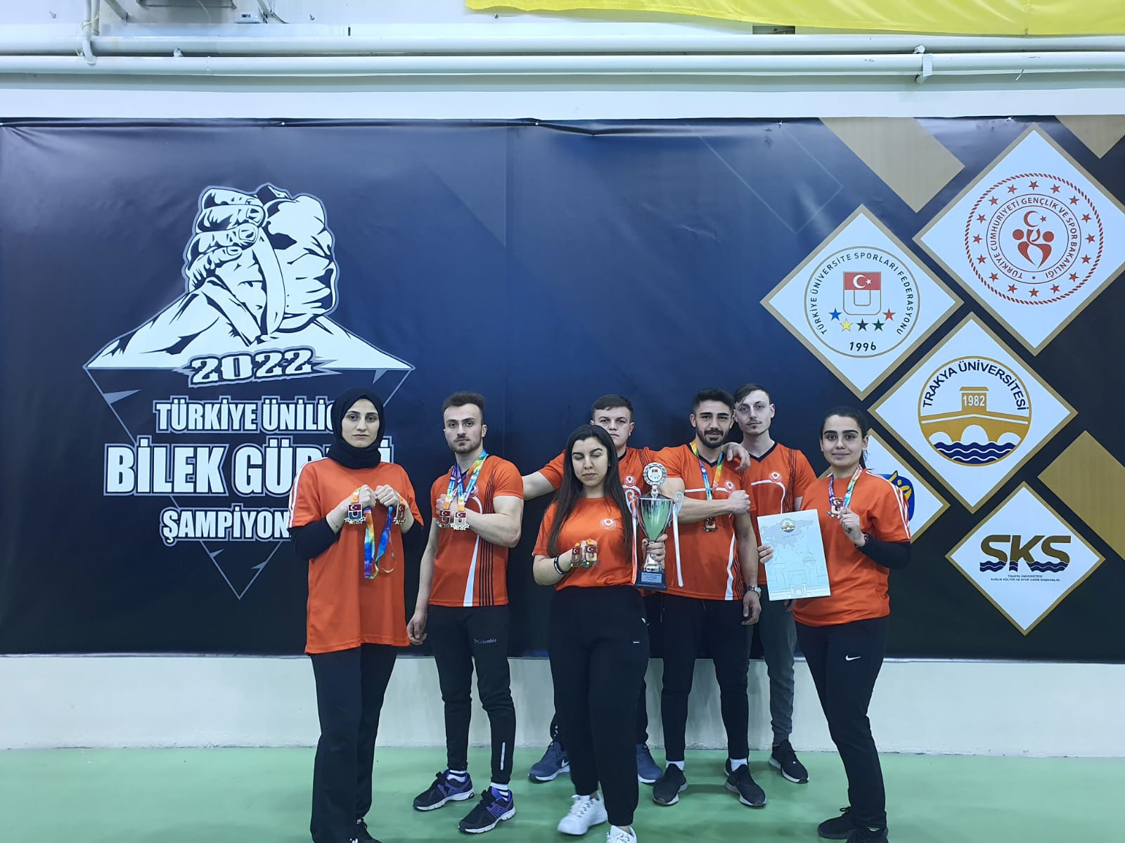 Bilek güreşçileri madalyalarla döndü 5