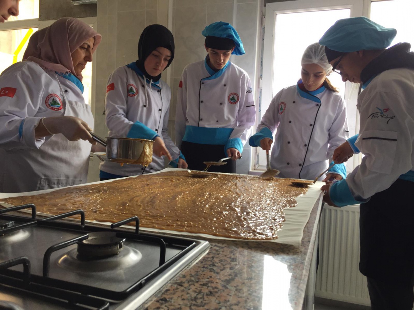 Öğrenciler pestil-köme yapmayı okulda öğreniyor 11