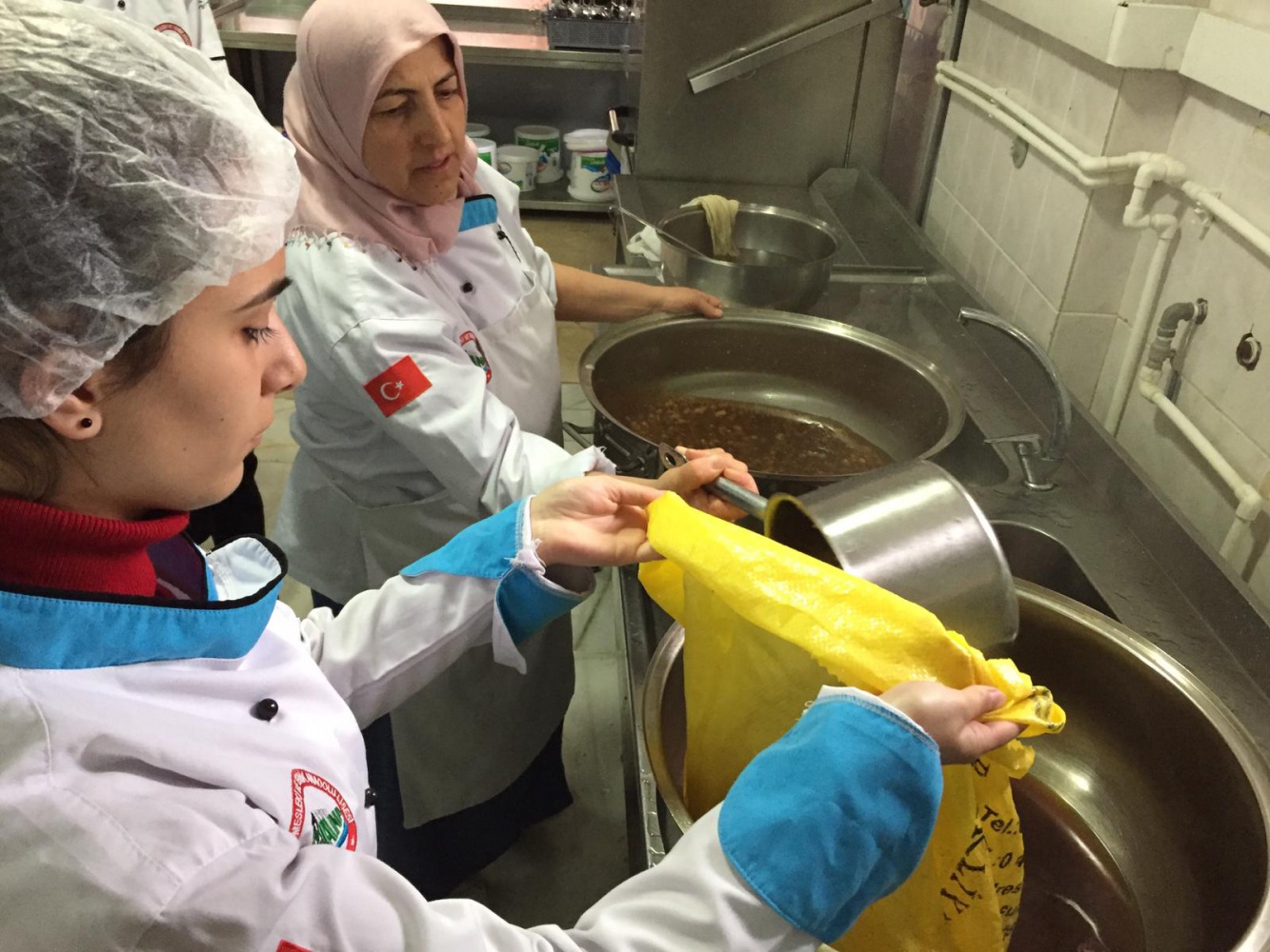 Öğrenciler pestil-köme yapmayı okulda öğreniyor 13