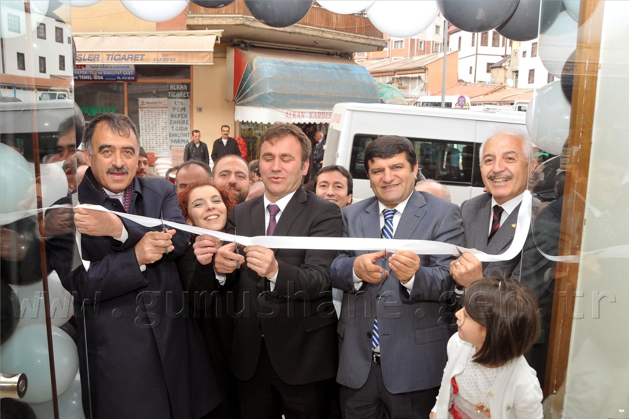 Gümüşhane'nin En Büyük Eşarp Mağazası Açıldı 5