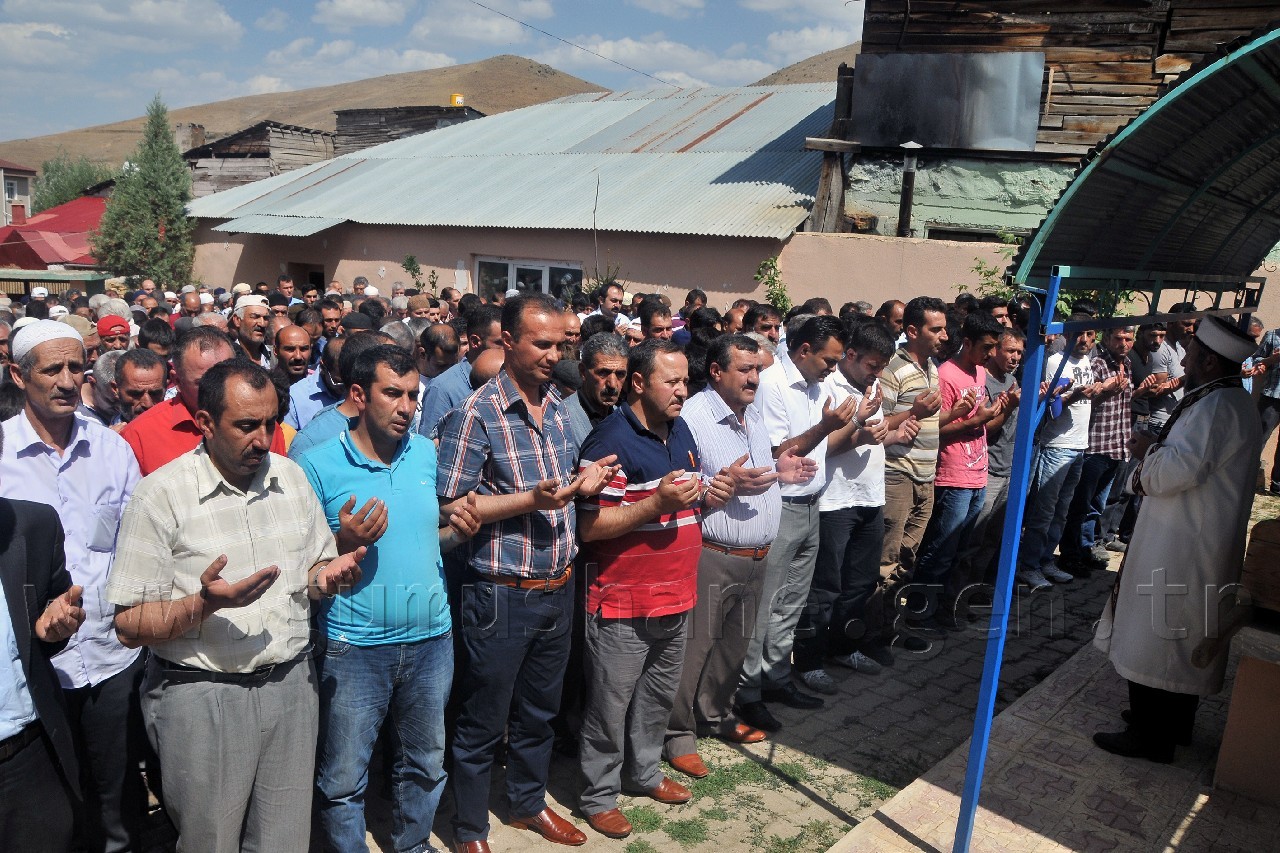 14 Yaşındaki Emre Son Yolculuğuna Uğurlandı 1