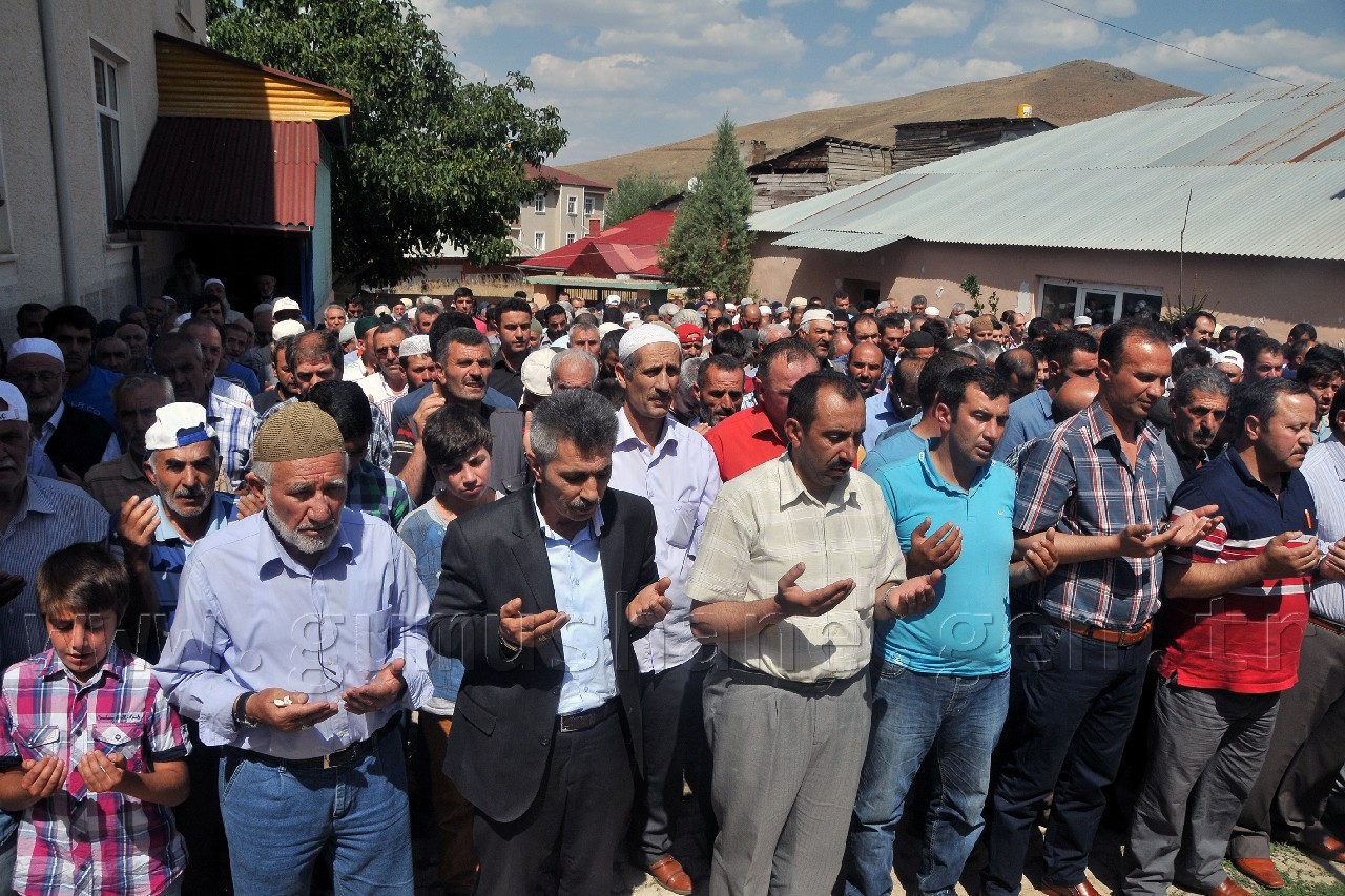 14 Yaşındaki Emre Son Yolculuğuna Uğurlandı 2