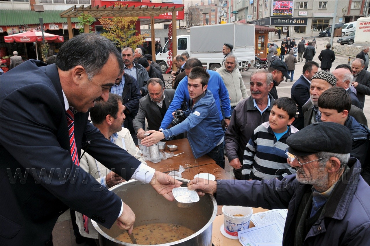 Gümüşhane Belediyesi Aşure Dağıttı 4