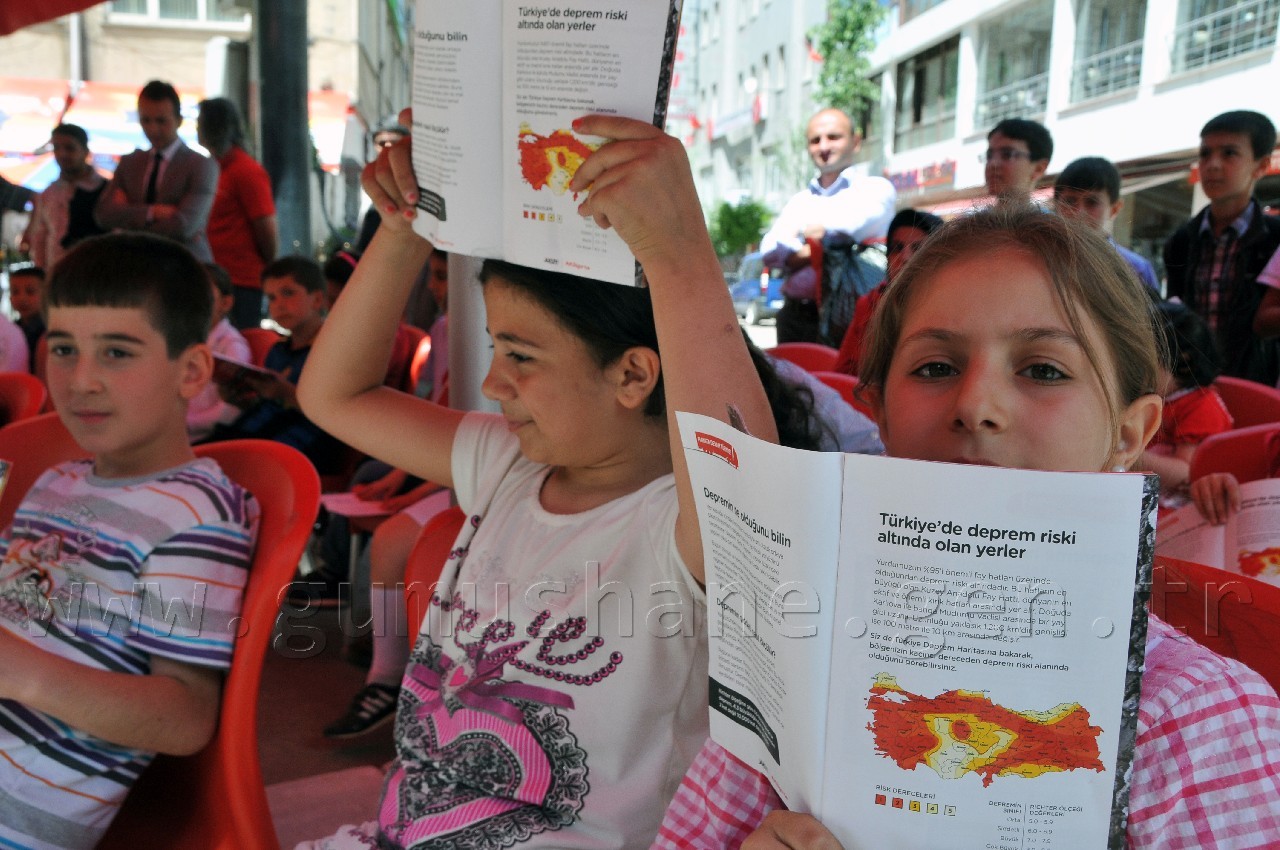 Deprem Tırı Gümüşhane'de 4