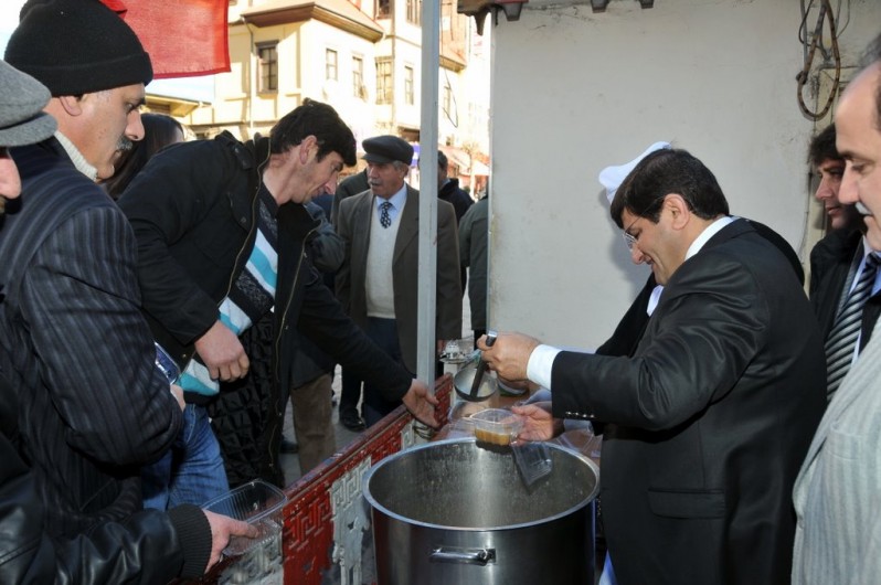 Gümüşhane Belediyesi Bin Kişilik Aşure Dağıttı 10