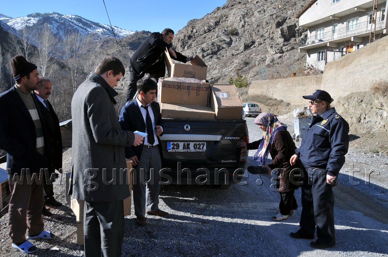Gümüşhane'de Mültecilere Kışlık Bot Dağıtılıyor 8