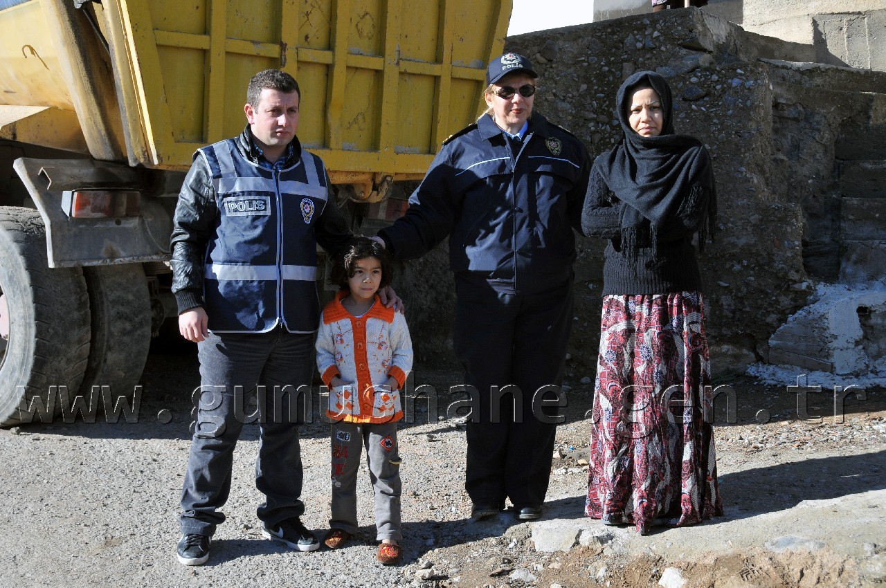 Gümüşhane'de Mültecilere Kışlık Bot Dağıtılıyor 9