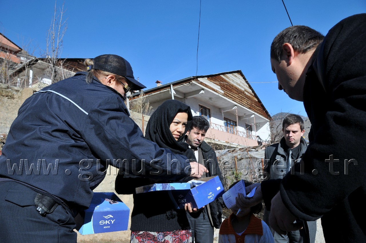 Gümüşhane'de Mültecilere Kışlık Bot Dağıtılıyor 10