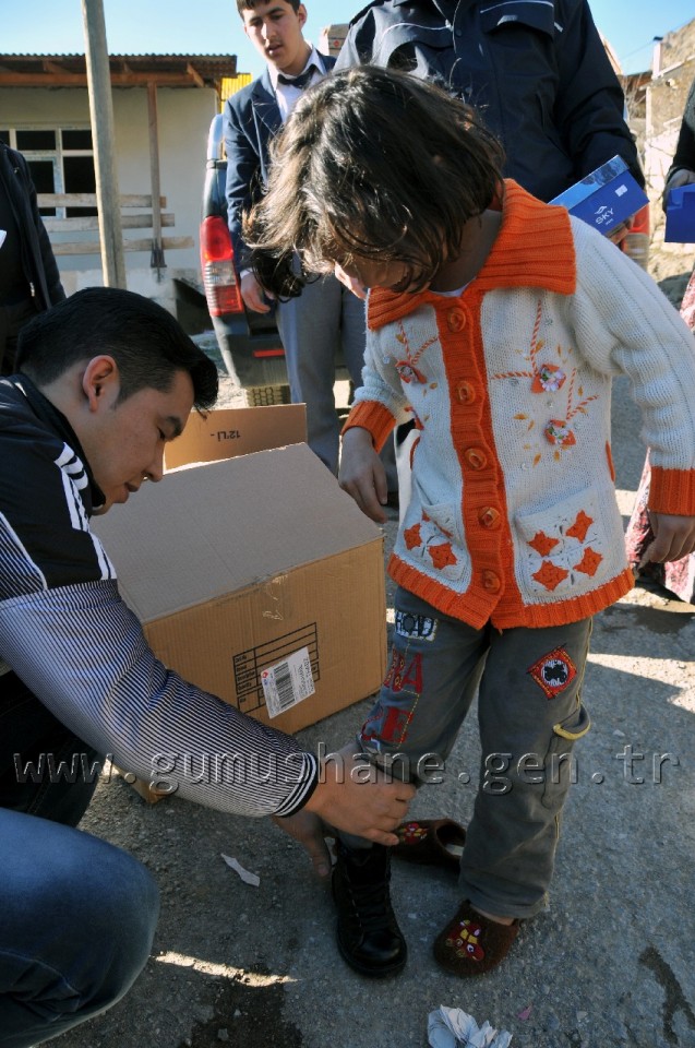 Gümüşhane'de Mültecilere Kışlık Bot Dağıtılıyor 11