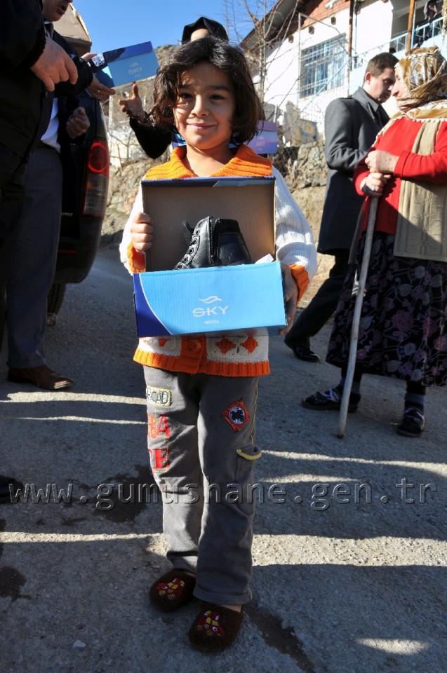 Gümüşhane'de Mültecilere Kışlık Bot Dağıtılıyor 12