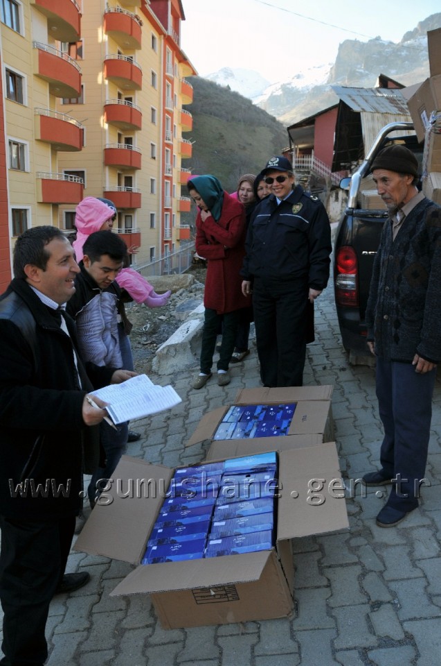 Gümüşhane'de Mültecilere Kışlık Bot Dağıtılıyor 13