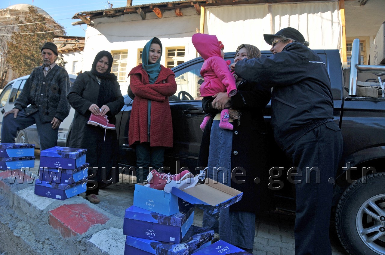 Gümüşhane'de Mültecilere Kışlık Bot Dağıtılıyor 14