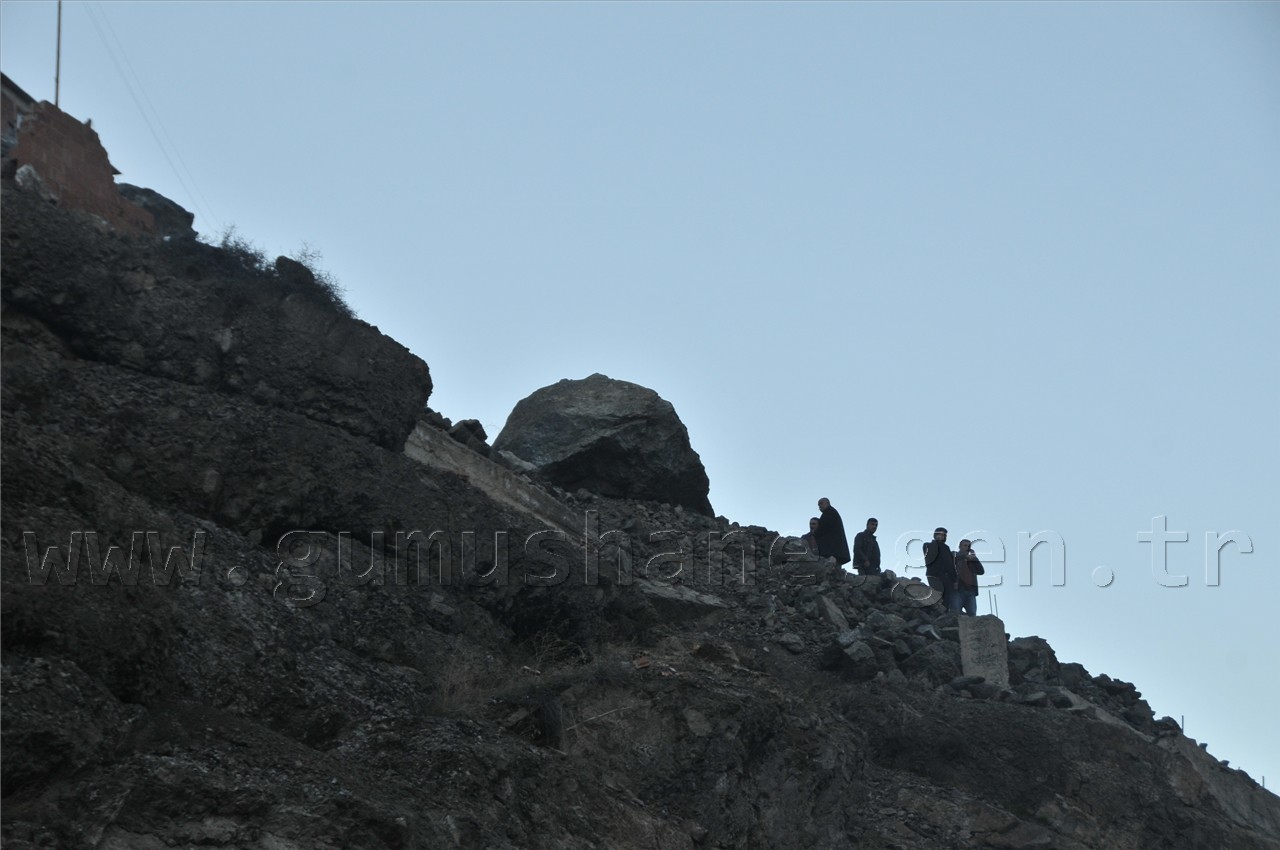 Gümüşhane’de Devasa Kaya 3 Katlı Evin Üzerine Düştü: 1 Yaralı 18