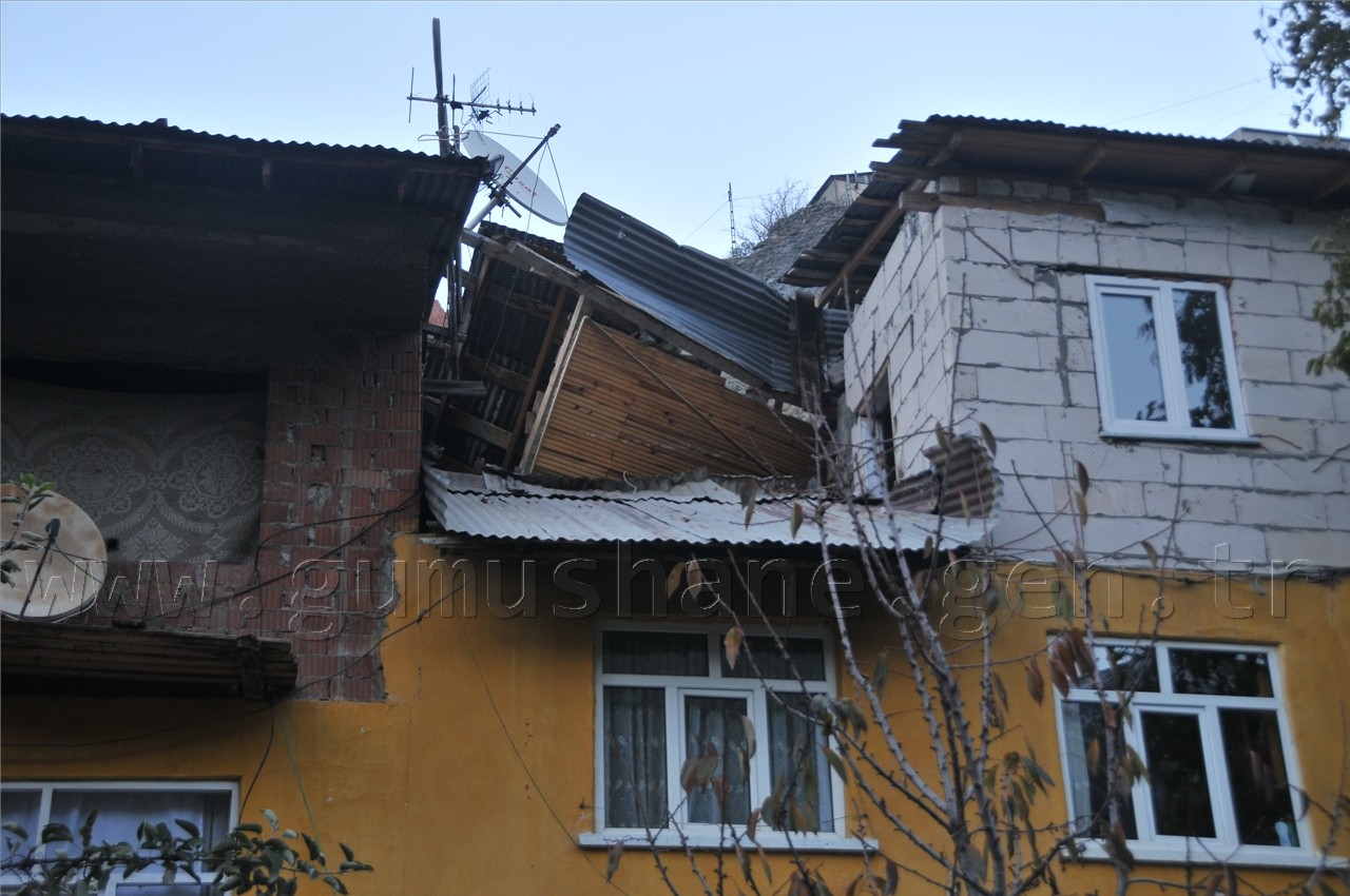 Gümüşhane’de Devasa Kaya 3 Katlı Evin Üzerine Düştü: 1 Yaralı 19