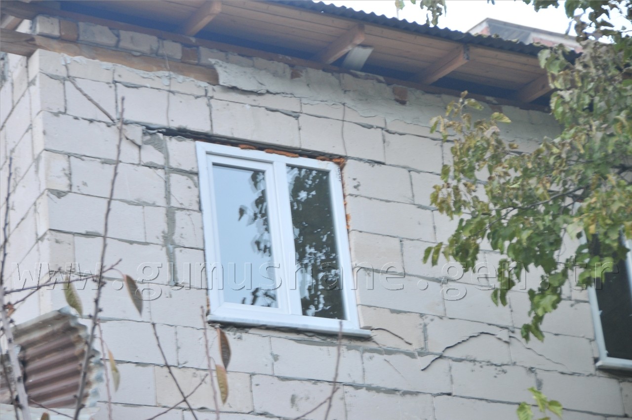 Gümüşhane’de Devasa Kaya 3 Katlı Evin Üzerine Düştü: 1 Yaralı 20