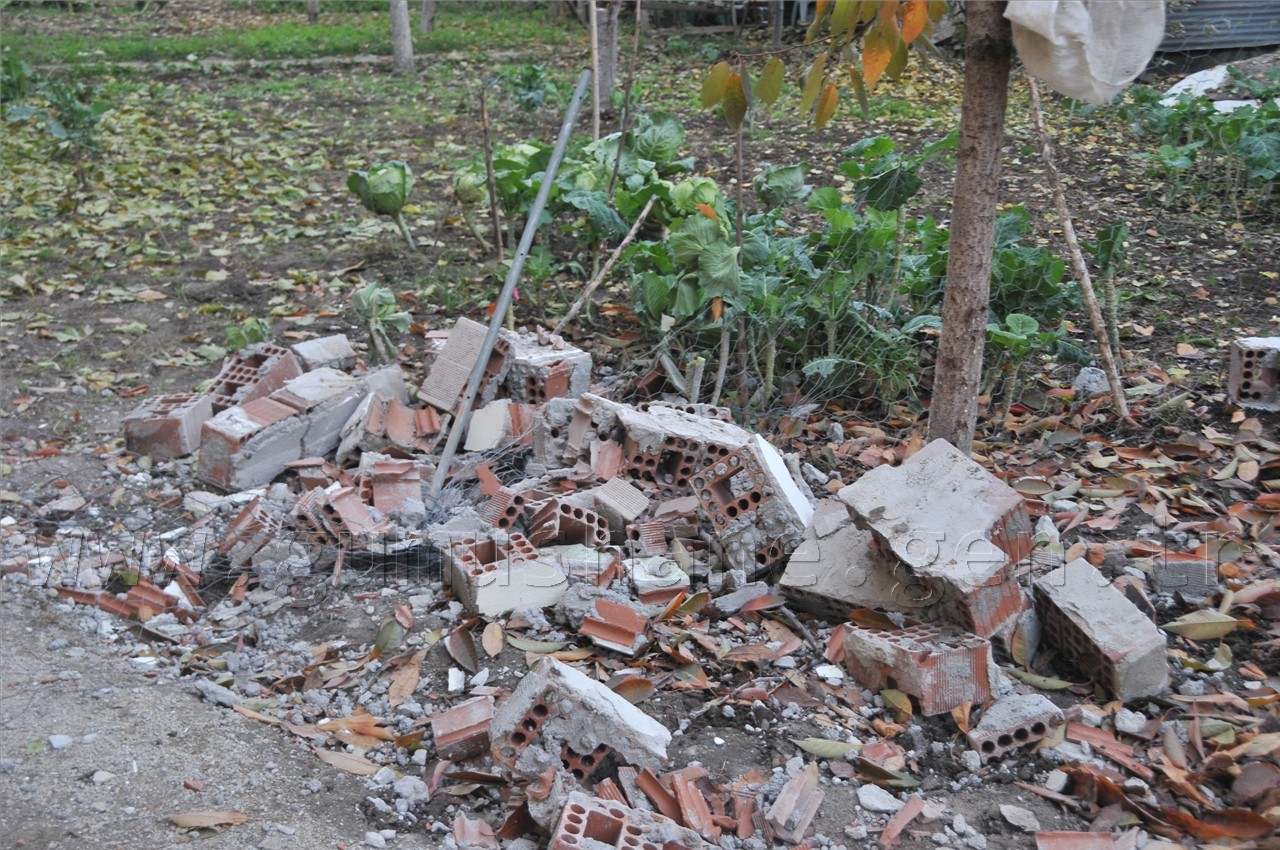 Gümüşhane’de Devasa Kaya 3 Katlı Evin Üzerine Düştü: 1 Yaralı 21