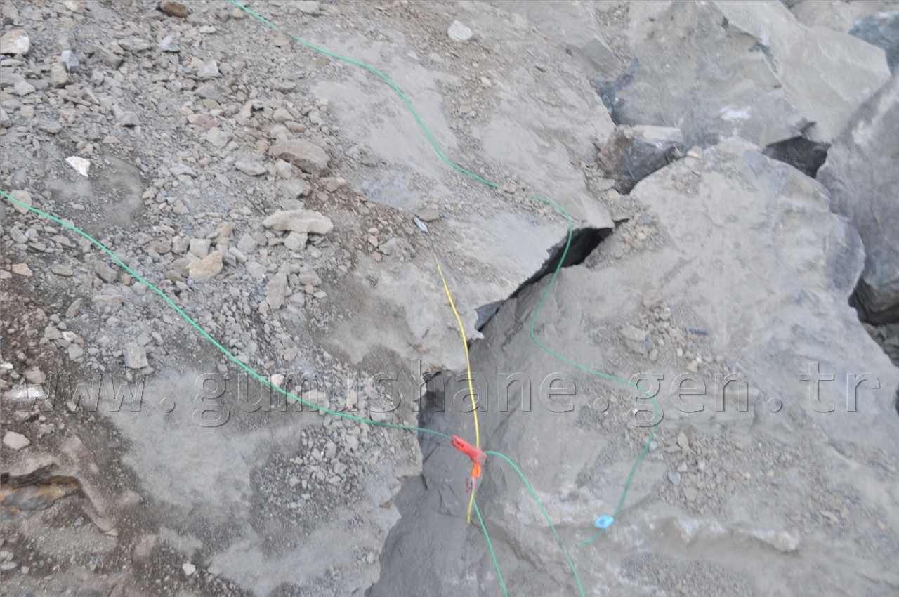 Gümüşhane’de Devasa Kaya 3 Katlı Evin Üzerine Düştü: 1 Yaralı 22