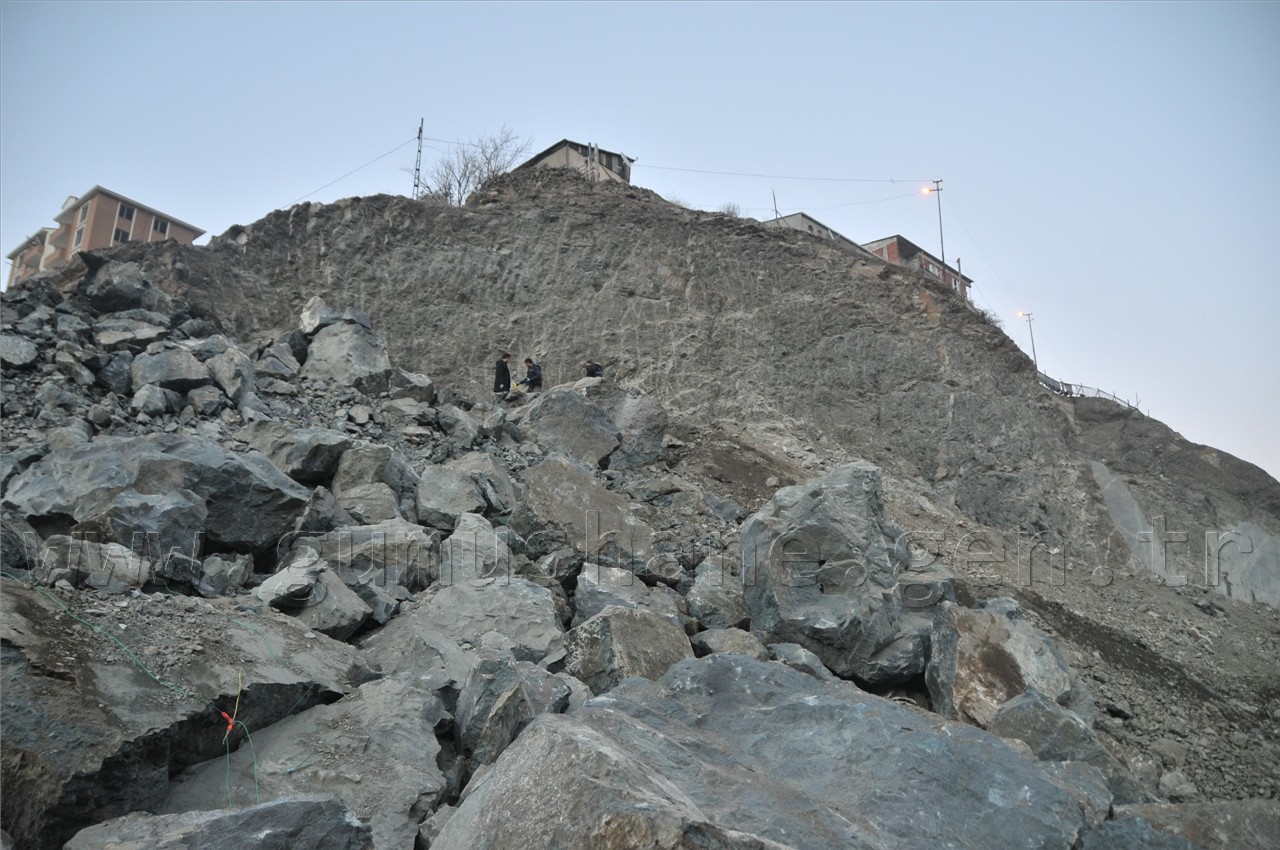 Gümüşhane’de Devasa Kaya 3 Katlı Evin Üzerine Düştü: 1 Yaralı 24