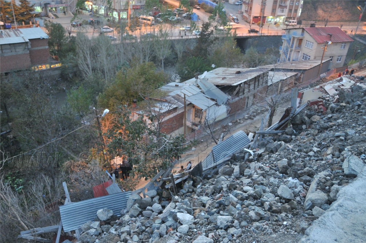Gümüşhane’de Devasa Kaya 3 Katlı Evin Üzerine Düştü: 1 Yaralı 25