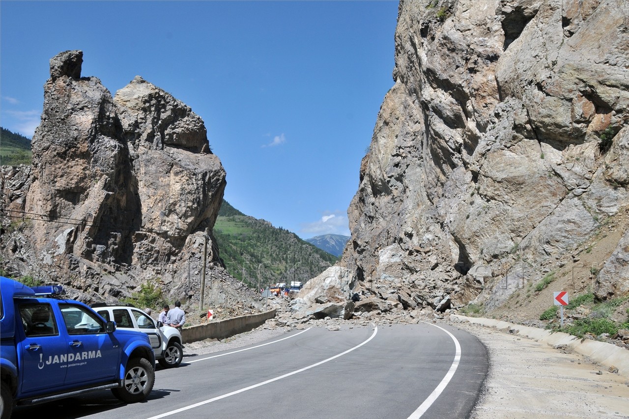 Gümüşhane-Tirebolu Karayolundaki Heyelan 1