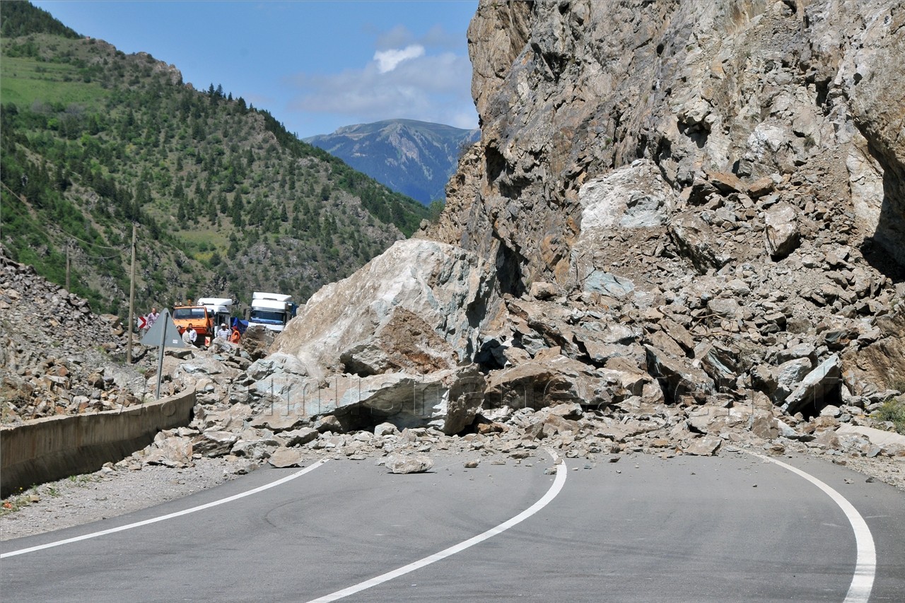 Gümüşhane-Tirebolu Karayolundaki Heyelan 2