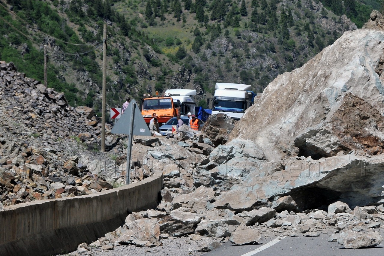 Gümüşhane-Tirebolu Karayolundaki Heyelan 3