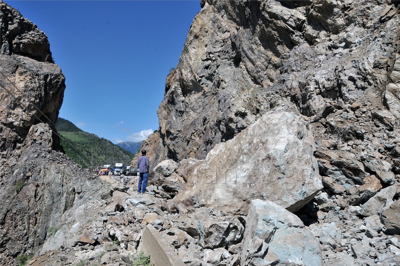 Gümüşhane-Tirebolu Karayolundaki Heyelan 4