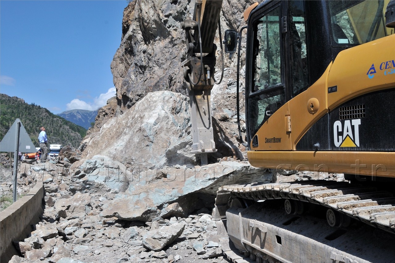 Gümüşhane-Tirebolu Karayolundaki Heyelan 5