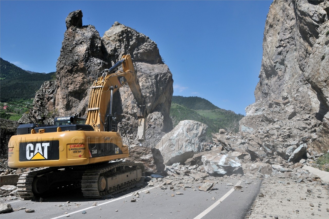 Gümüşhane-Tirebolu Karayolundaki Heyelan 7