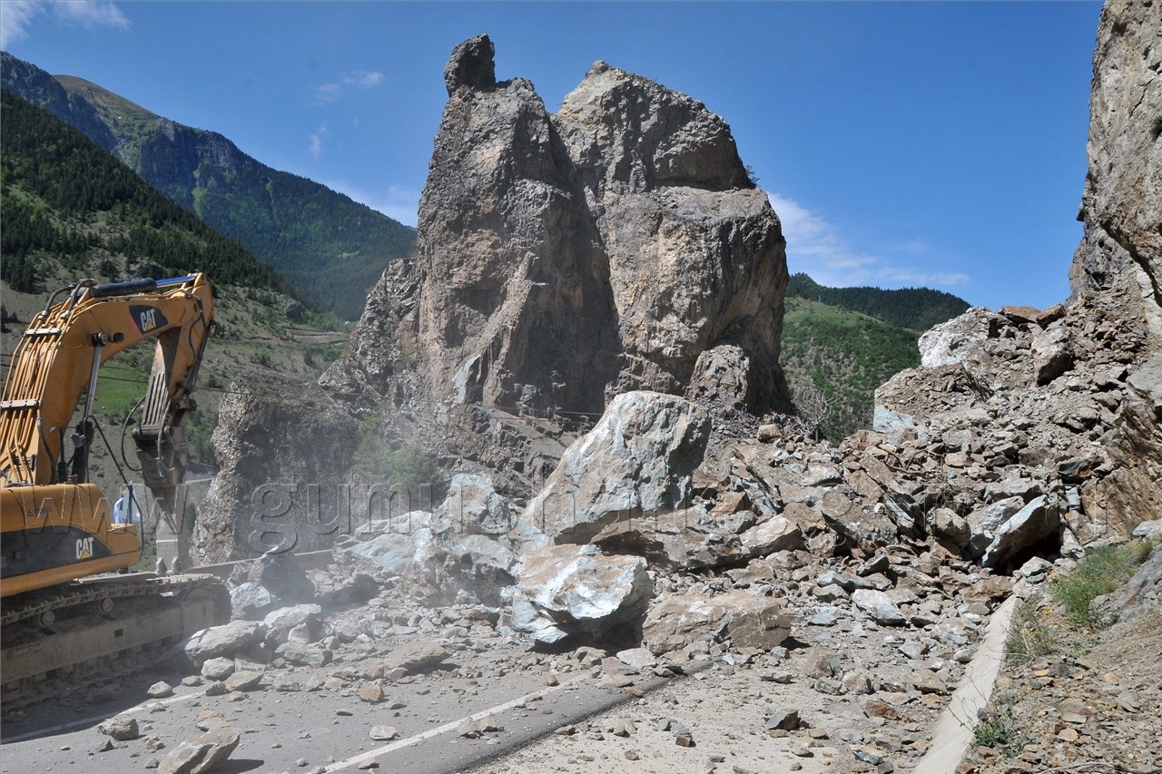 Gümüşhane-Tirebolu Karayolundaki Heyelan 8