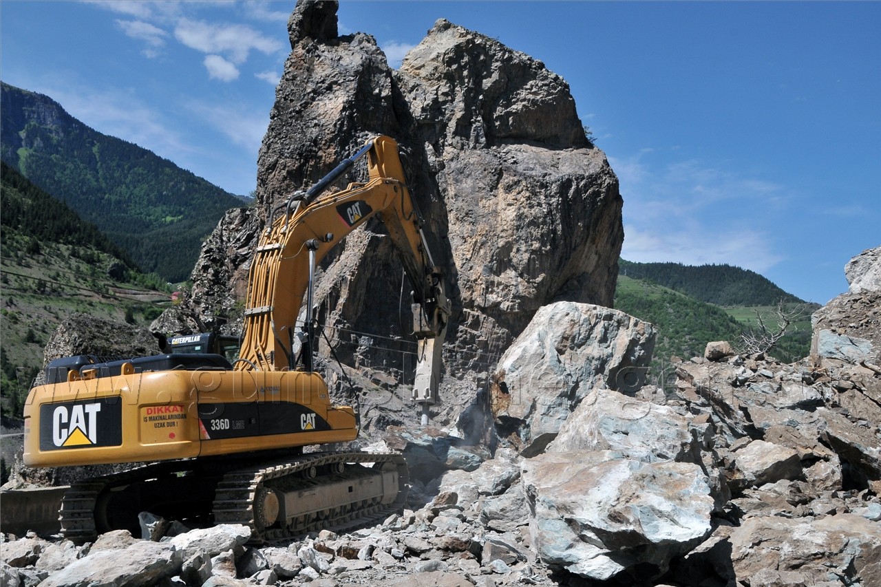 Gümüşhane-Tirebolu Karayolundaki Heyelan 10