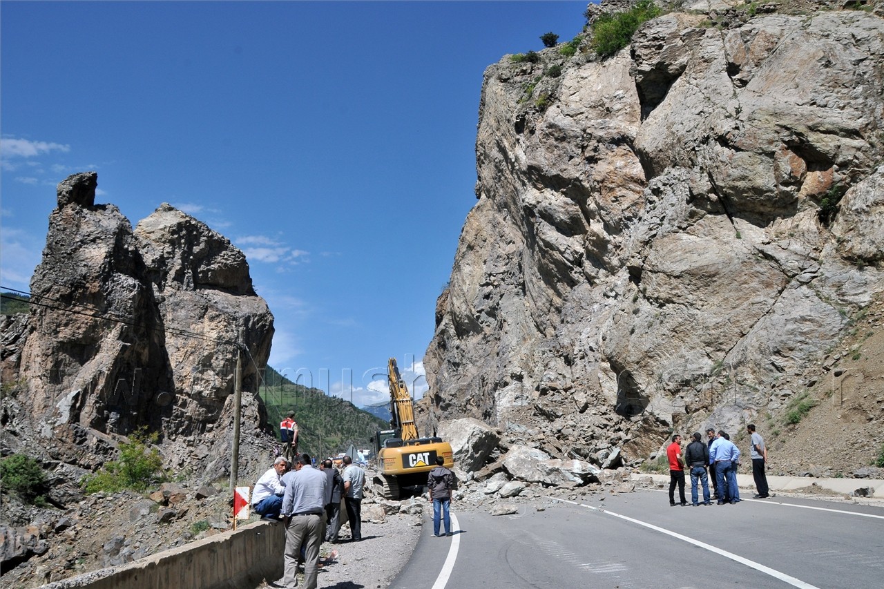 Gümüşhane-Tirebolu Karayolundaki Heyelan 11