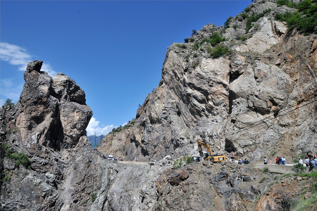 Gümüşhane-Tirebolu Karayolundaki Heyelan 12