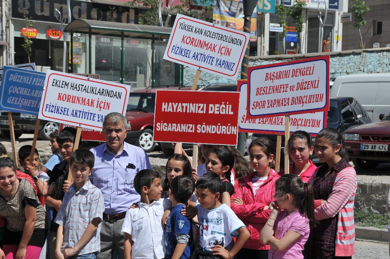 Yüzlerce Kişi Sağlıklı Yaşam İçin Yürüdü 6