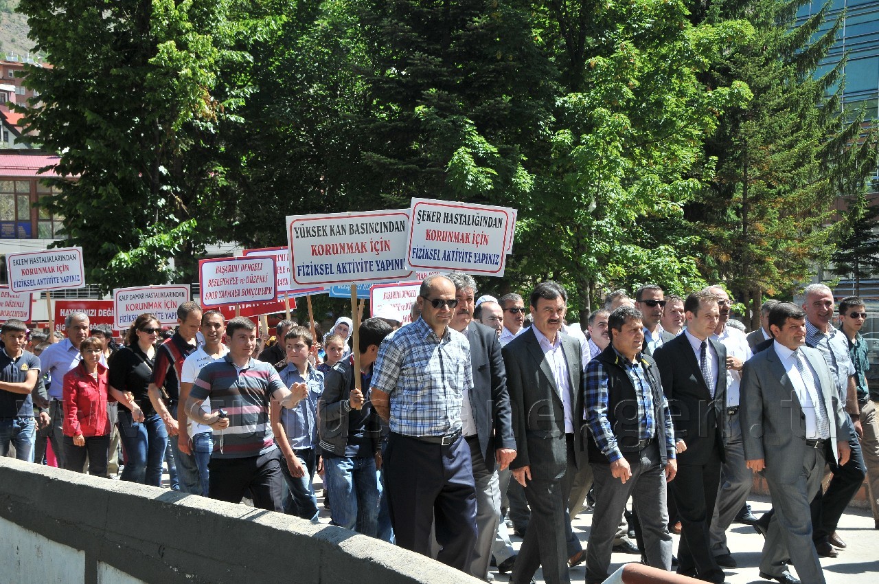 Yüzlerce Kişi Sağlıklı Yaşam İçin Yürüdü 8