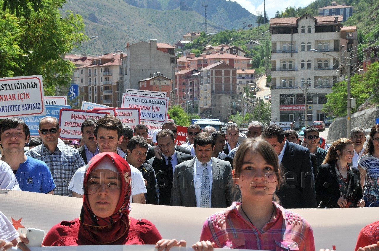 Yüzlerce Kişi Sağlıklı Yaşam İçin Yürüdü 10