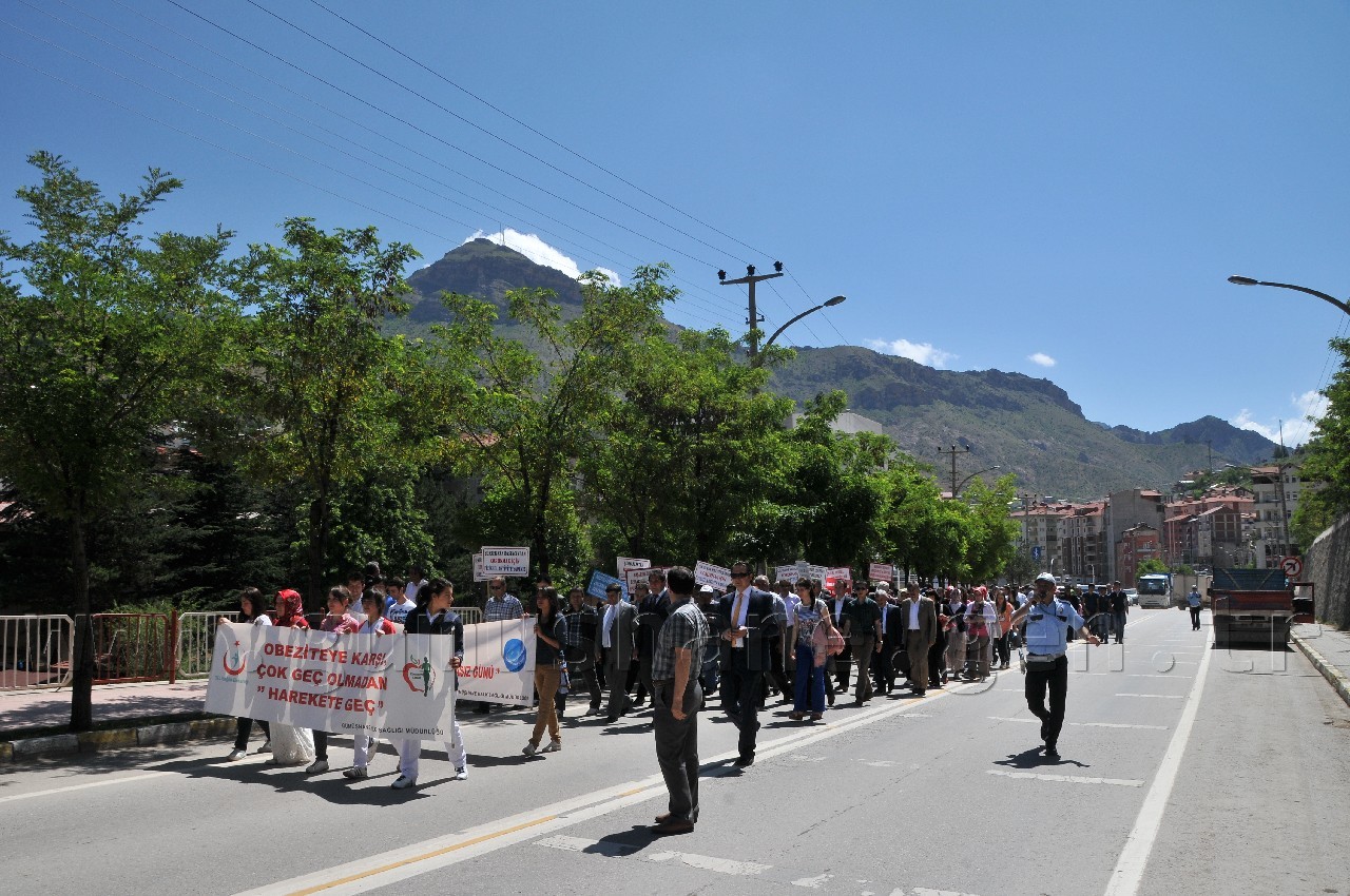 Yüzlerce Kişi Sağlıklı Yaşam İçin Yürüdü 11