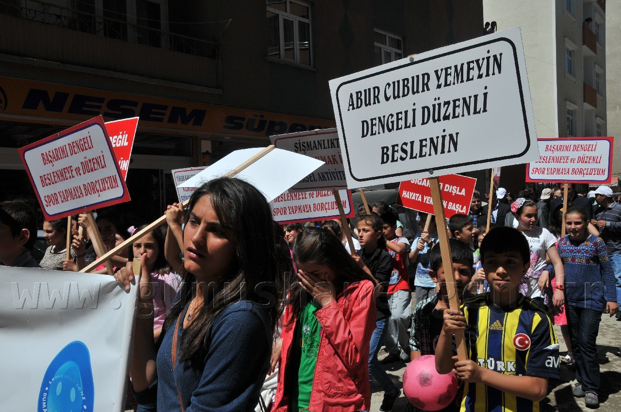 Yüzlerce Kişi Sağlıklı Yaşam İçin Yürüdü 15