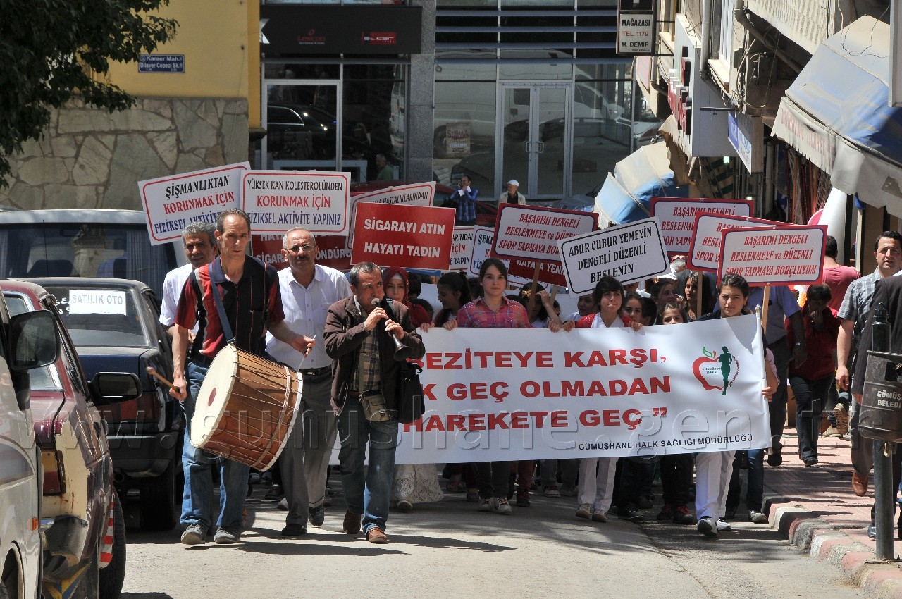 Yüzlerce Kişi Sağlıklı Yaşam İçin Yürüdü 19