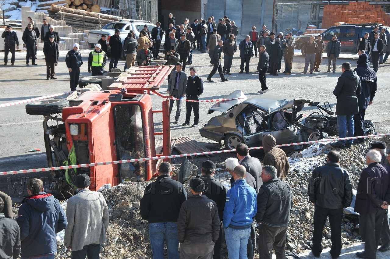 Gümüşhane'de Feci Kaza: 3 Ölü, 2 Yaralı 9