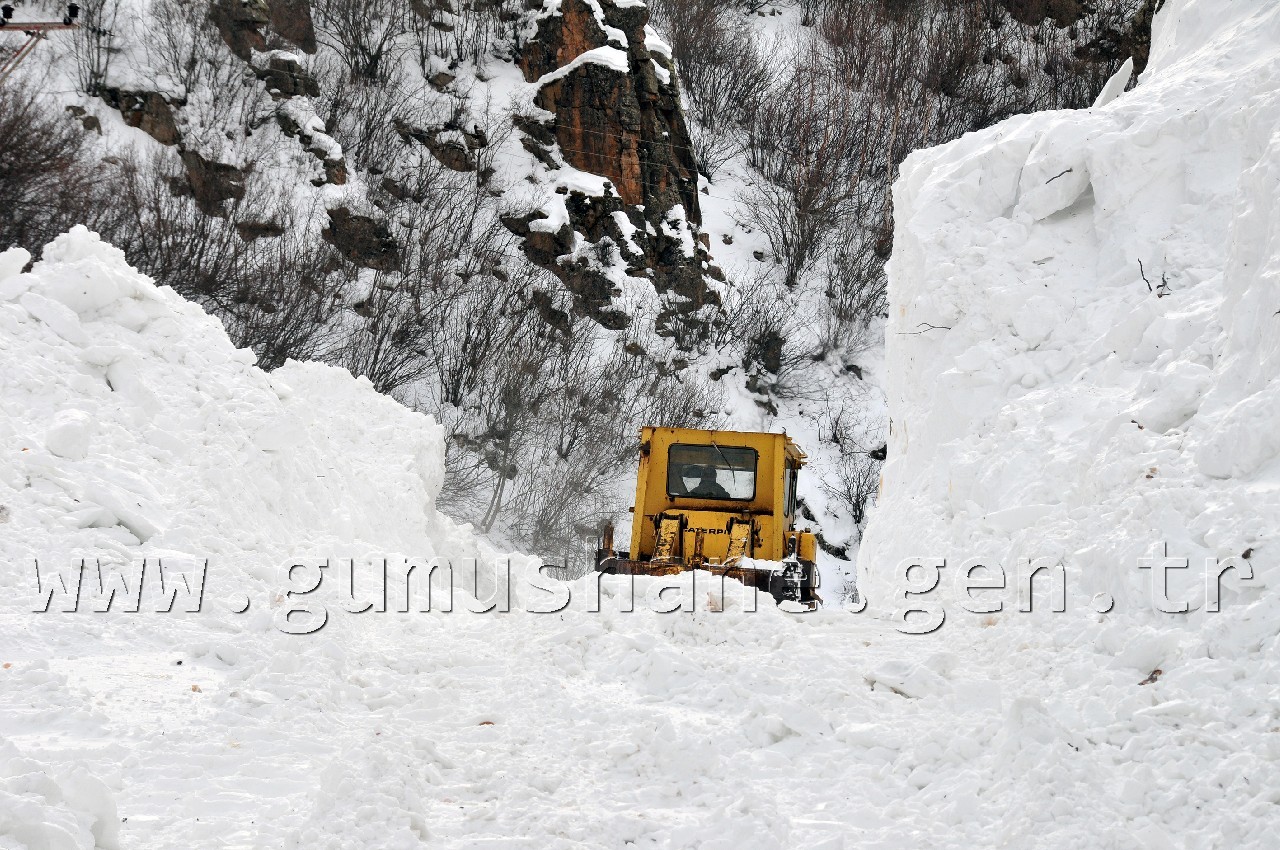 30 Hanenin Yaşadığı Köylerin Yoluna Düşen Çığ Temizlendi 8